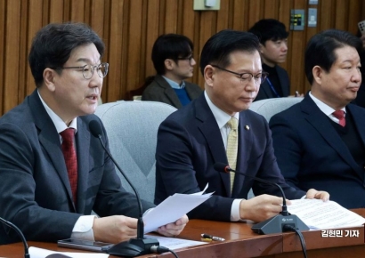 [포토] 권성동 "李 우클릭, 미래를 위한 씨앗 빼놓은 씨 없는 수박"