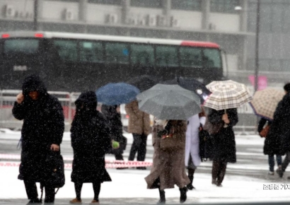 [포토] 눈맞으며 출근하는 시민들