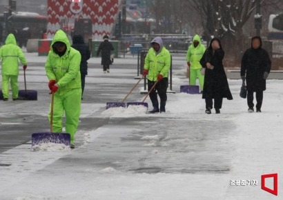 [포토] 광화문 광장 제설작업하는 관계자들