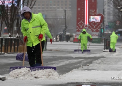 [포토] 광화문광장 제설작업하는 종로구 직원들