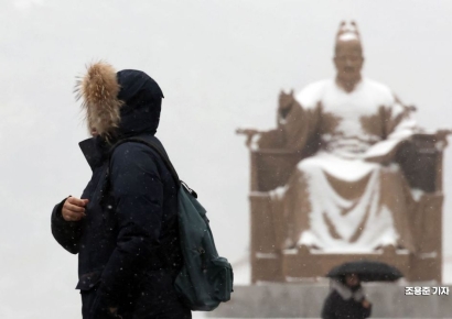 [포토] 눈맞으며 출근하는 시민