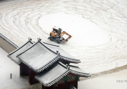 [포토] 제설작업하는 경복궁