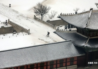 [포토] 제설작업하는 경복궁