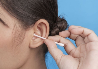 샤워 후 면봉으로 귀 파면 시원?…보다 못한 전문가의 '섬뜩한 경고'