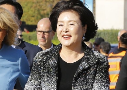 검찰, '인도 방문·샤넬재킷 의혹' 김정숙 여사 무혐의 처분