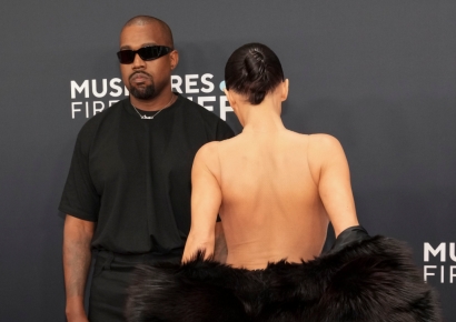 탈의하는 부인 옆 '멀뚱' 서 있던 래퍼 돌연…"사랑하는 히틀러" 도배