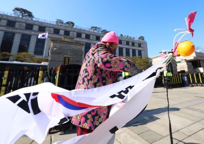 디시인사이드에 '헌재 평면도' 올라와 경찰 수사 