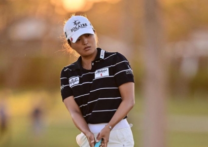 고진영, 2타 차 선두 도약…윤이나 컷 탈락