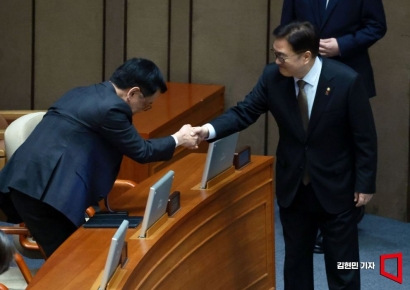 [포토] 우원식 의장과 인사하는 최상목 권한대행