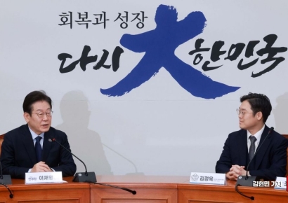 [포토] 김정욱 신임 변호사협회장과 만나 대화하는 이재명