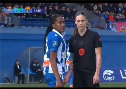 "공 차다 말고 거길 왜 만져"…부적절한 접촉에 난리난 스페인 女축구 