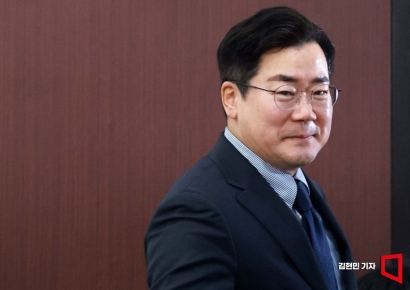 [포토] 회의장 들어서는 박찬대