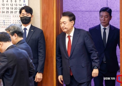 [포토] 헌법재판소 심판정 들어서는 윤석열 대통령