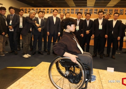 [포토] 이동약자 체험관 둘러보는 최태원 회장과 참석자들