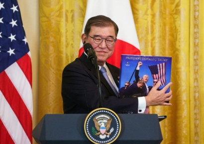 트럼프 감동시킨 日 총리 '접대외교'…관세전쟁 회피[AK라디오]