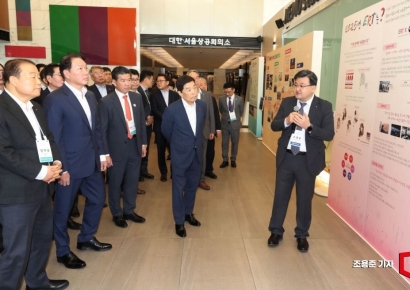 [포토] ERT 전시월 둘러보는 최태원 회장 