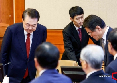 [포토] 변호인단과 인사하는 윤석열 대통령