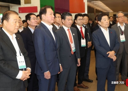 [포토] ERT 전시월 관람하는 최태원 회장