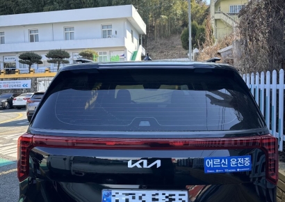 부산, '어르신 운전중' 표지 효과 컸다…배려 운전문화 확산