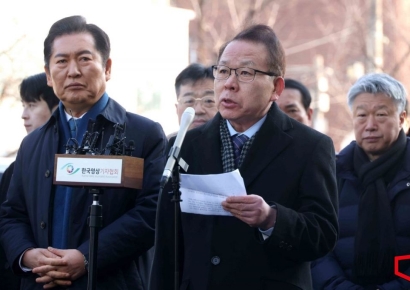 '아무일도 없었다는 尹' 국회 측 "피해자 코스프레…할 말 잃어"