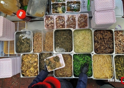 [포토] 오곡나물 담는 손길