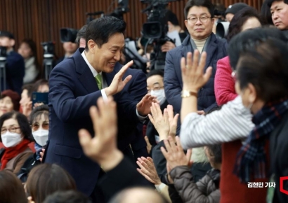 [포토] 참석자들과 인사하는 오세훈 시장