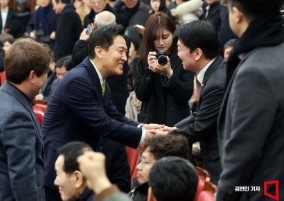 [포토] 인사하는 오세훈-안철수