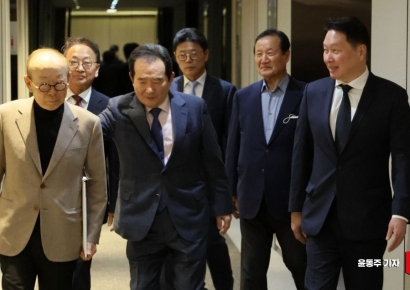 [포토] 간담회 장소 안내하는 최태원 회장