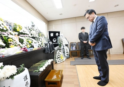 최 대행, 故김하늘양 빈소 조문…"안타까워"