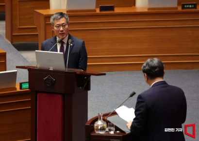 [포토] 대정부질문 답변하는 김석우 직무대행