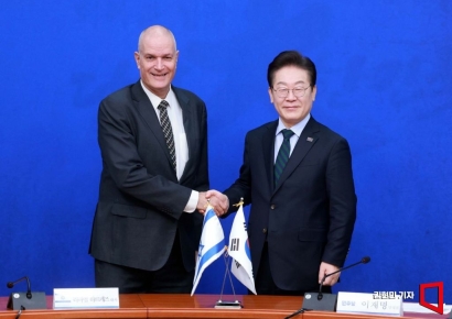 [포토] 이재명 대표, 라파엘 하르페즈 이스라엘 대사 접견