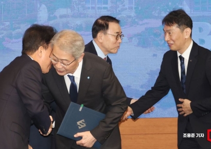 [포토] 인사하는 금감원장과 금융지주회장들