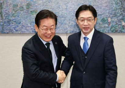 이재명 "내란 극복 위해 힘 합쳐야"…김경수 "2단계 개헌 필요"(종합)