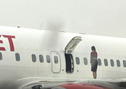 폭설에 지연되는데…비행기 날개 올라간 승무원들 '찰칵'