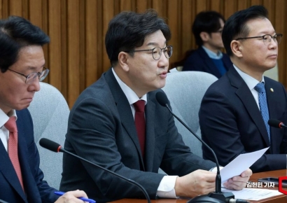 與 "개인돈이면 이렇게 쓰겠나" vs 野 "나라 망치자는 것 같아"…추경두고 여야 격돌