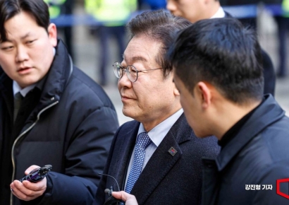 [포토] 취재진 질문 받는 이재명 민주당 대표