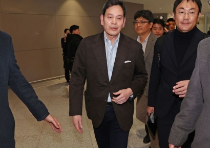 정용진 회장, 母이명희 이마트 지분전량 매수… 지분율 28.56%로