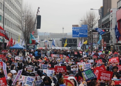 "매국 좀비" vs "국민 일깨운 계몽령" …광주서 尹 탄핵 찬반집회(종합)