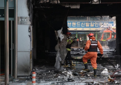 성동구 무학여고 화재 2시간 만에 불길 잡아…차량 9대 전소(종합)