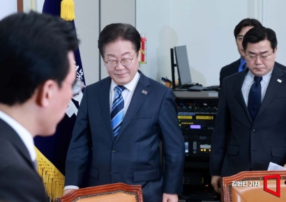 [포토] 회의 참석하는 이재명 대표