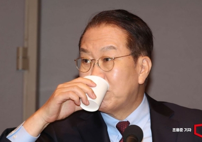 [포토] 물마시는 권영세 비대위원장