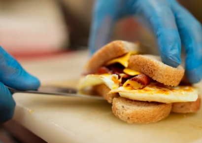 아침 한끼에 누가 3만6000원 내겠나…달걀값 폭등에 美 카페들 비명