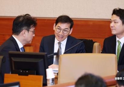[속보] '98일만에 복귀' 이창수 지검장 "생각보다 시간 걸려…헌재 현명한 결정"