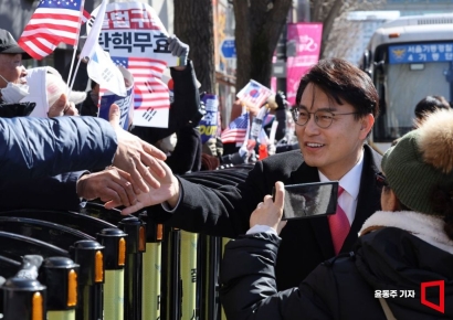 [포토] 헌재 앞 극렬 윤석열 지지자들 만나는 윤상현 의원