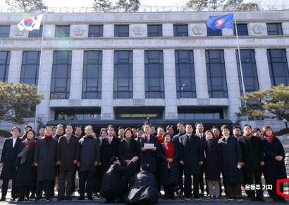 [포토] 윤석열 지지 국힘 의원들 헌재 또 몰려와