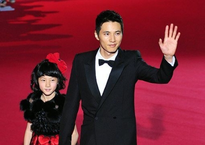 '아저씨' 원빈, 김새론 빈소 찾아 조문…한소희·악뮤 등 발길 이어져