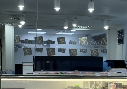 [르포]텅텅빈 진열대, "손해 보곤 못 팔아요"…가질 수 없는 너 '골드바'