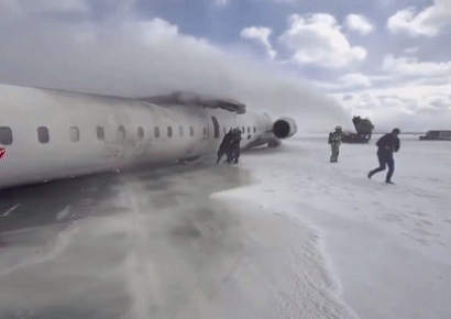 토론토서 착륙하던 여객기 뒤집어져…승객 부상 속출