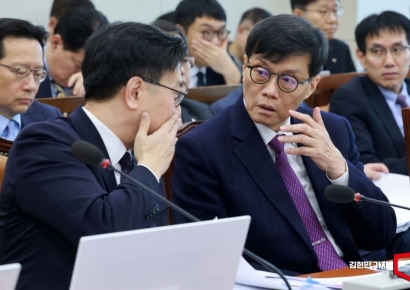 [포토] 기재위 참석해 대화하는 이창용 총재와 김범석 차관