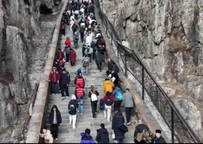 "정말 효과 있어, 누가 나를 끌어올렸다"…평지 걷듯 등산 돕는 中 로봇